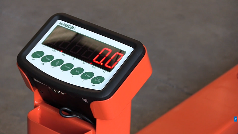 How to use weighing scales in dimly-lit environments